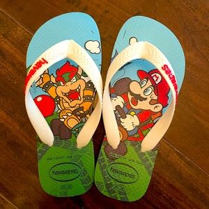 NWOT Super Mario Bowzer kid’s flip flops size 13